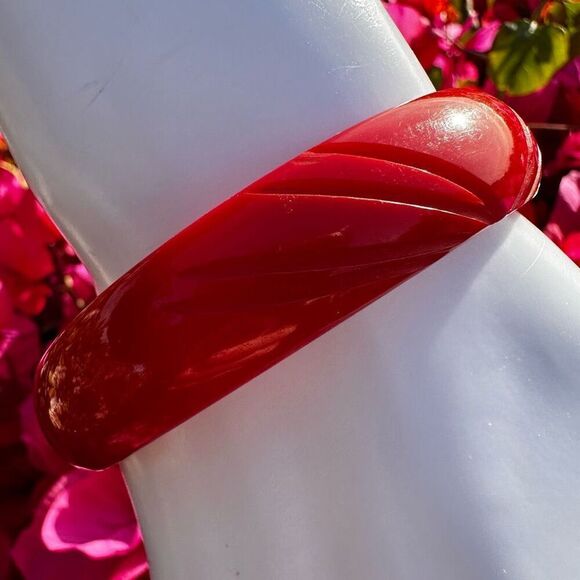 Bakelite Sweet Cherry Red Vintage Carved Bangle Bracelet - Picture 6 of 8